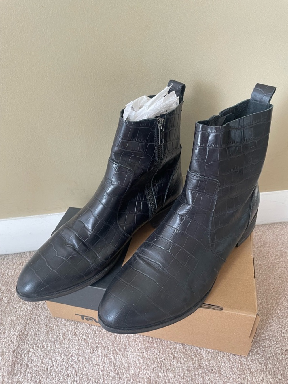 L'INTERVALLE Black Croc-Embossed Leather Ankle Booties